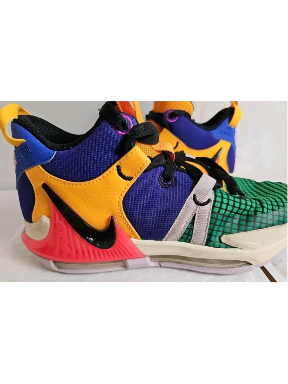 Nike LeBron Witness 7 Athletic Basketball Shoes Sneakers Youth Sz 4.5 FQ8170-585 - Picture 5 of 13